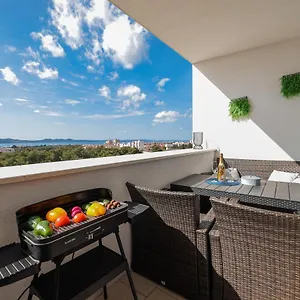 https://stella-maris-balcony-sea-view-garage-bbq.hotelinzadar.com